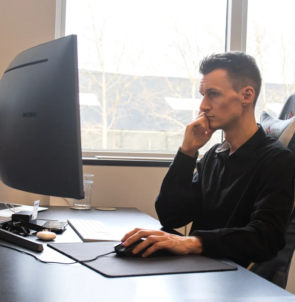 Alex ved computer